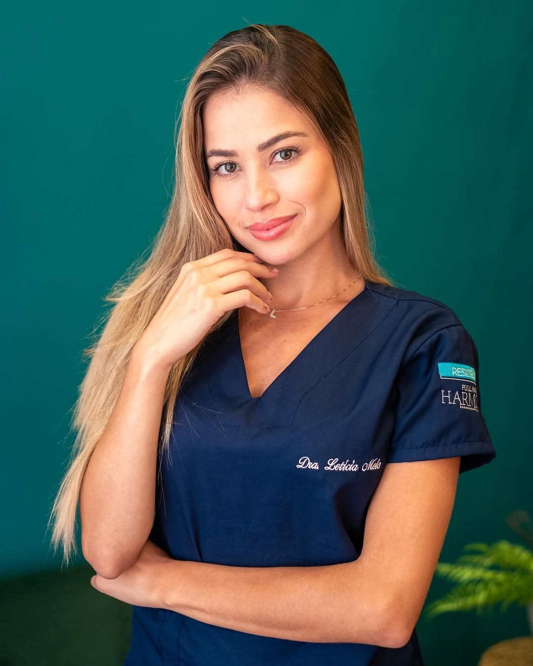 Dra. Letícia — retrato com jaleco