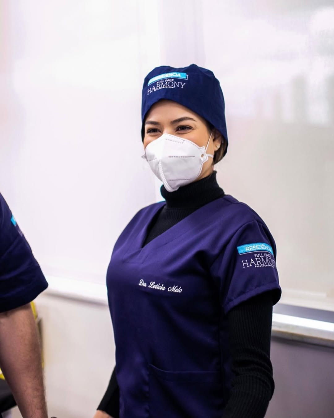 Dra. Letícia em procedimento